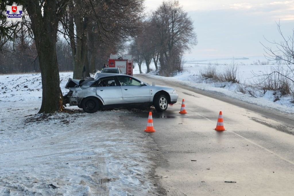 Podborcze: 20-latek wjechał w drzewo. Ratowali go strażacy