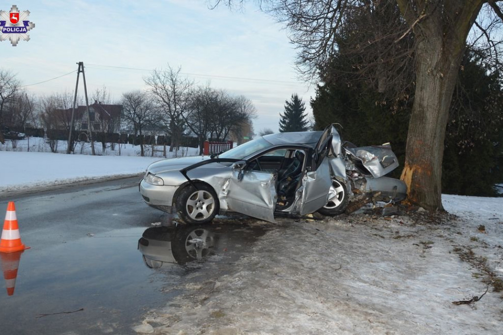 Podborcze: 20-latek wjechał w drzewo. Ratowali go strażacy