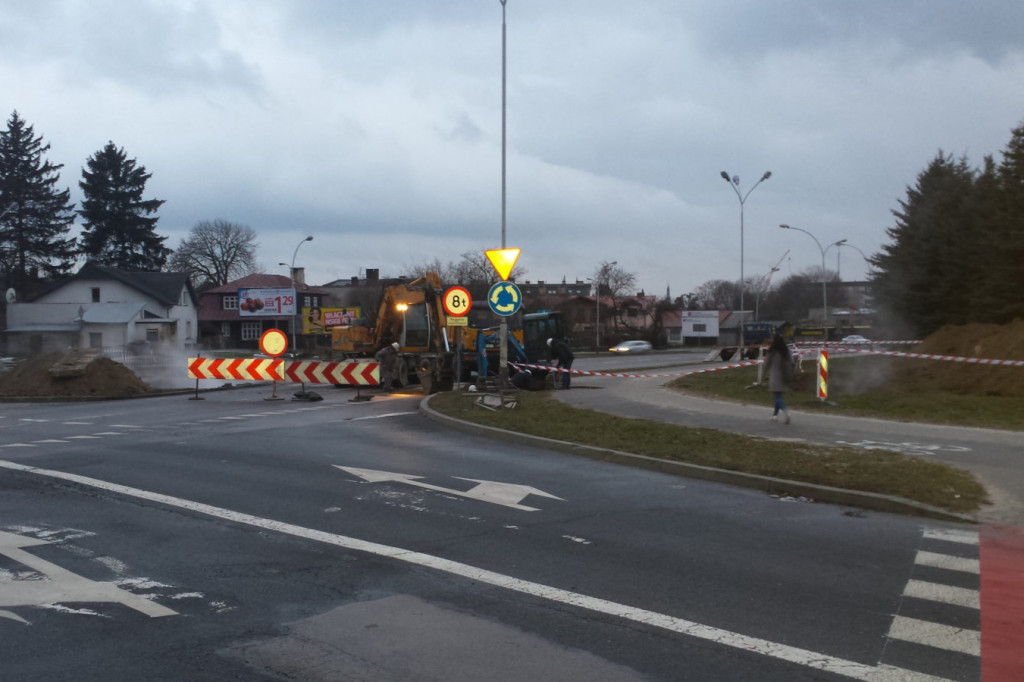 Zamość: Zamknięty fragment ul. Wyszyńskiego. Trwają prace przy sieci ciepłowniczej [FOTO]