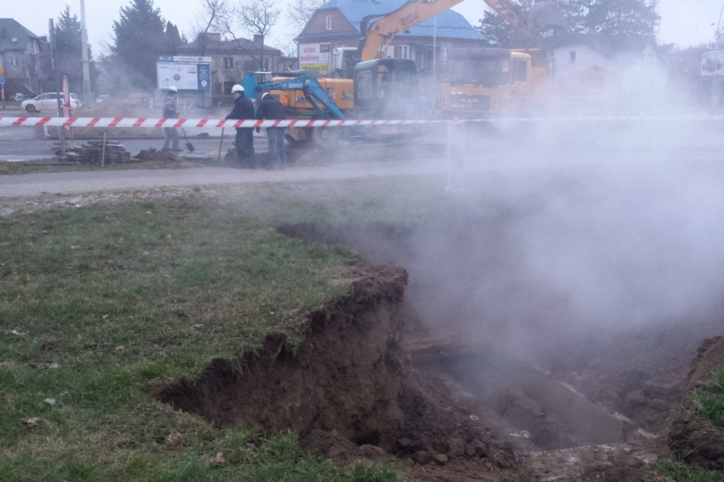 Zamość: Zamknięty fragment ul. Wyszyńskiego. Trwają prace przy sieci ciepłowniczej [FOTO]