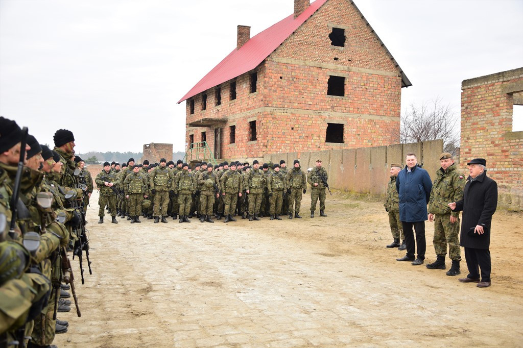 Wizyta wojewodów na poligonie w Wędrzynie