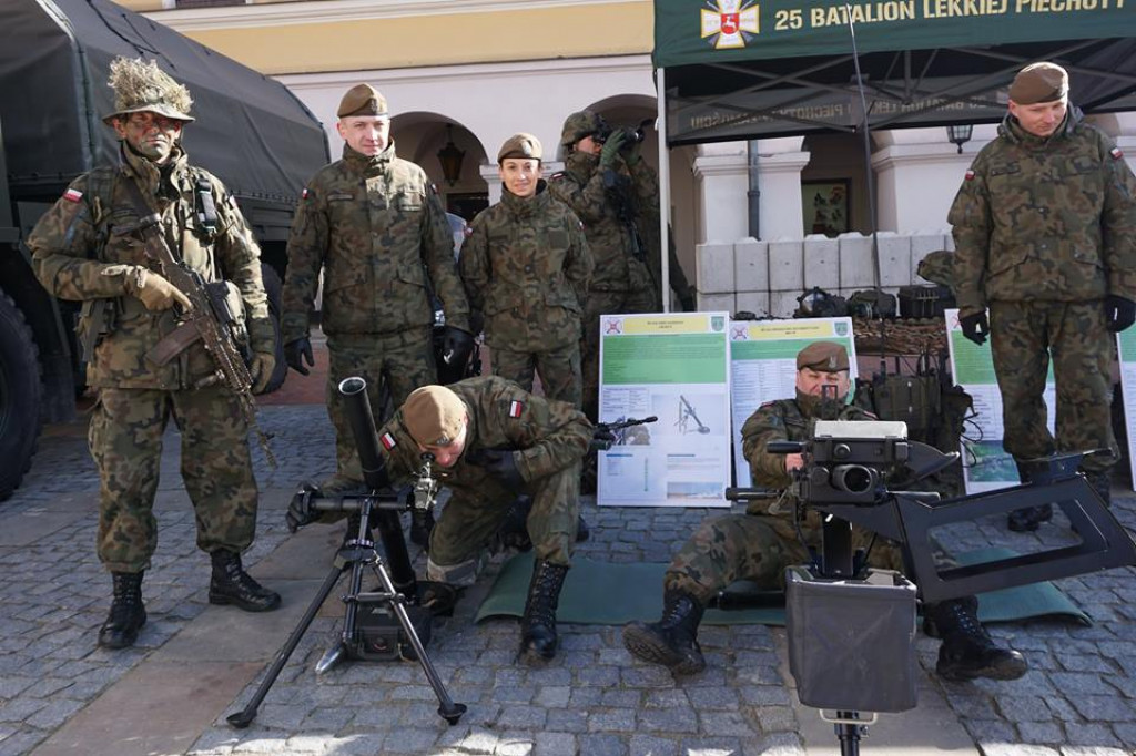 Zamość: 20 lat Polski w NATO - piknik wojskowy na Rynku Wielkim [FOTO]