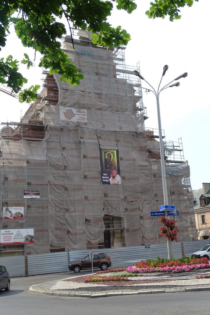 Zamość: Odtwarzanie przez wyburzanie - trwają prace w kościele franciszkanów