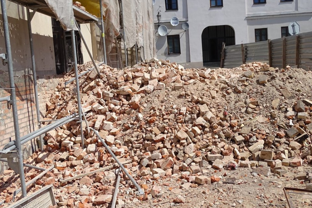 Zamość: Odtwarzanie przez wyburzanie - trwają prace w kościele franciszkanów