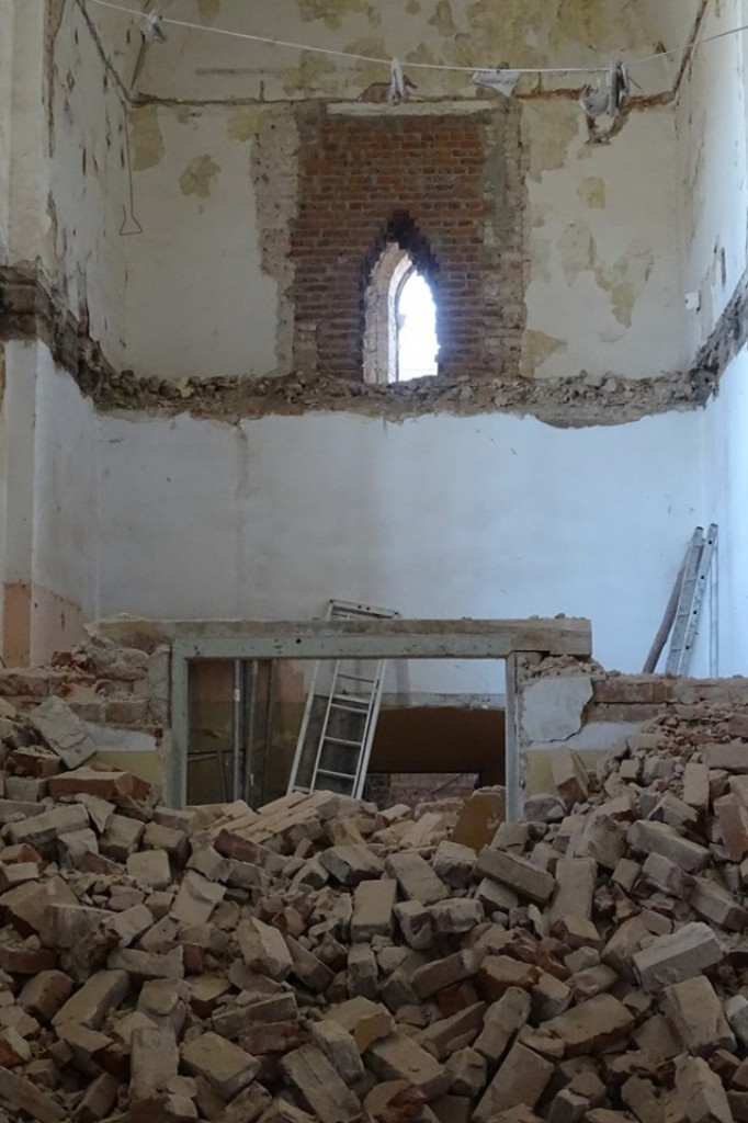 Zamość: Odtwarzanie przez wyburzanie - trwają prace w kościele franciszkanów