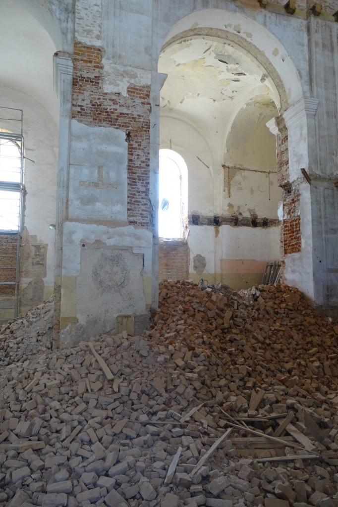 Zamość: Odtwarzanie przez wyburzanie - trwają prace w kościele franciszkanów
