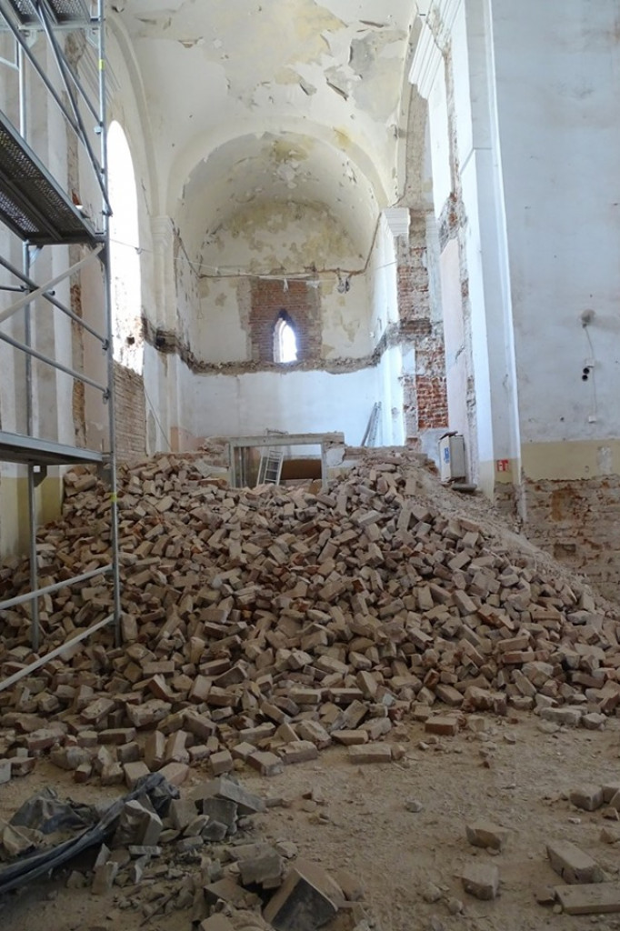 Zamość: Odtwarzanie przez wyburzanie - trwają prace w kościele franciszkanów
