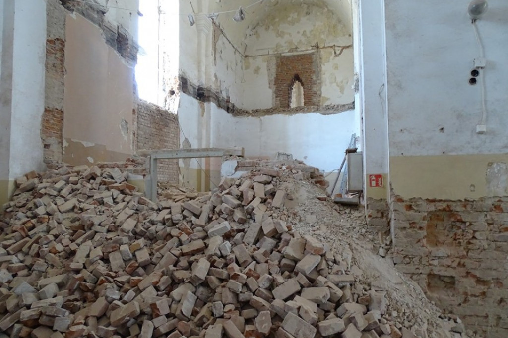 Zamość: Odtwarzanie przez wyburzanie - trwają prace w kościele franciszkanów