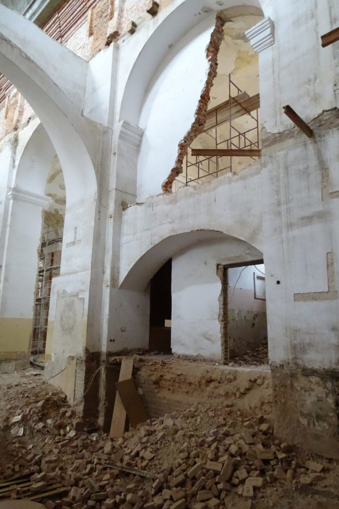 Zamość: Odtwarzanie przez wyburzanie - trwają prace w kościele franciszkanów
