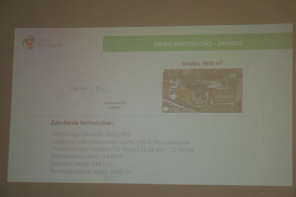 Gorąca dyskusja i grzebanie w śmieciach...