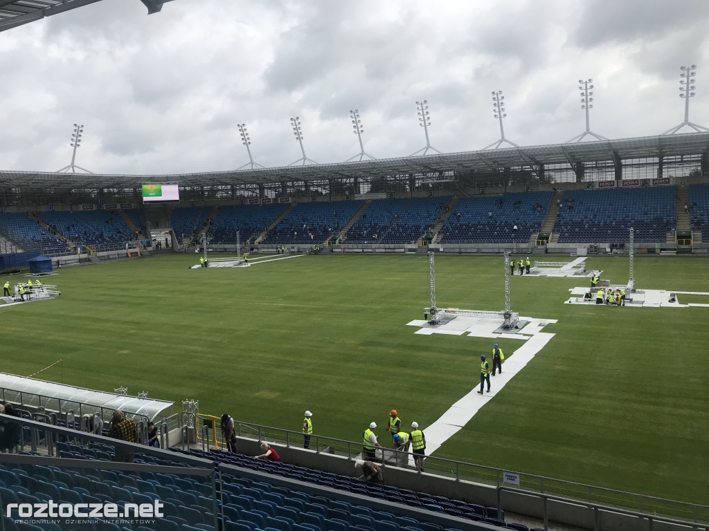 Ochotnicy przygotowują stadion do kongresu