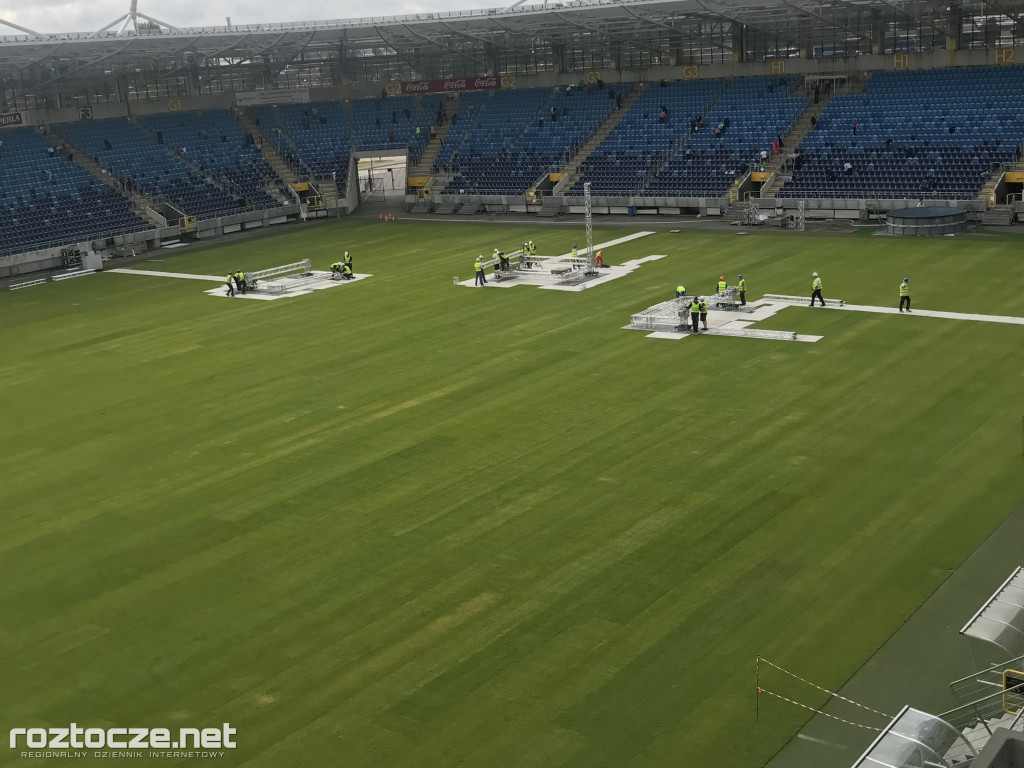 Ochotnicy przygotowują stadion do kongresu