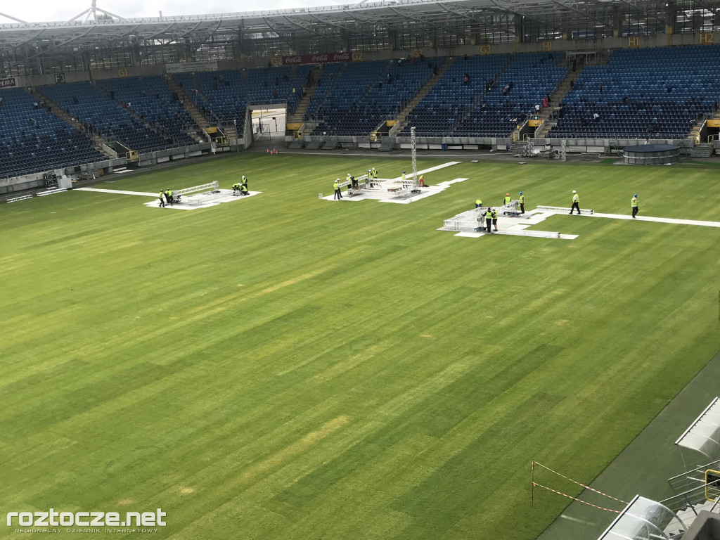 Ochotnicy przygotowują stadion do kongresu