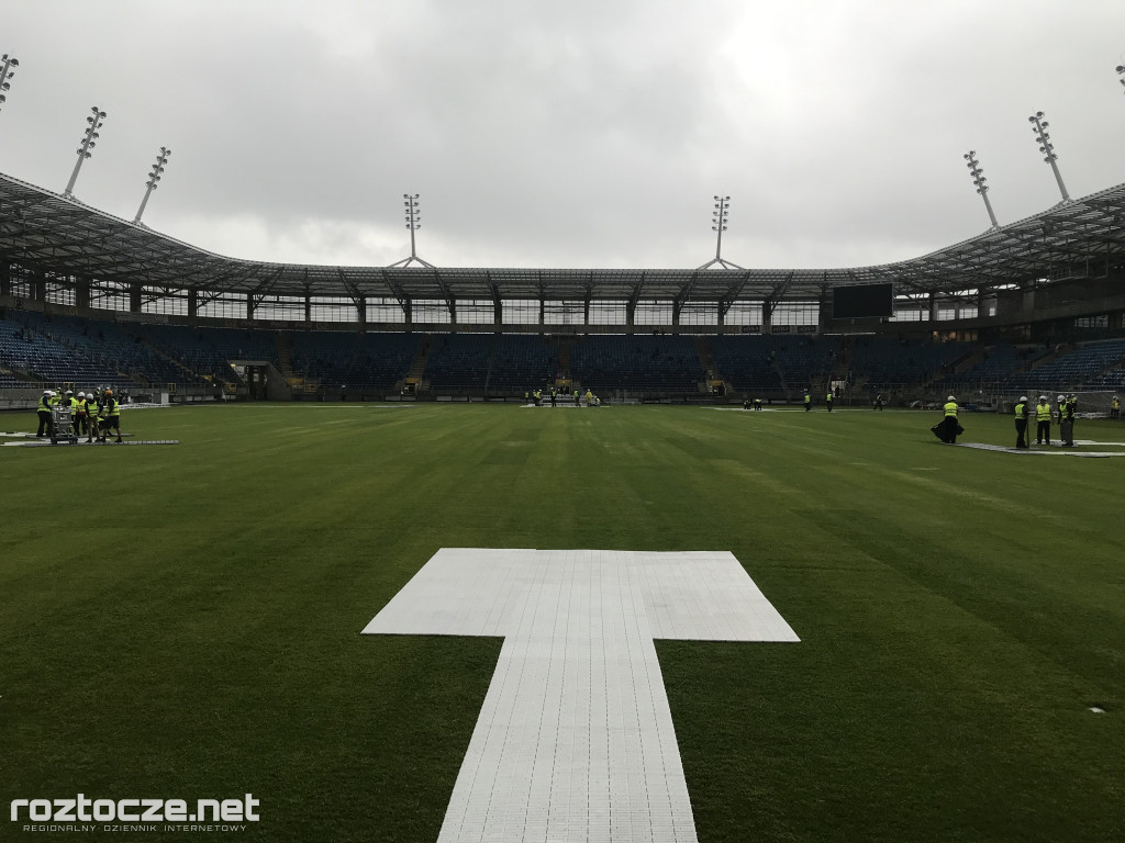 Ochotnicy przygotowują stadion do kongresu