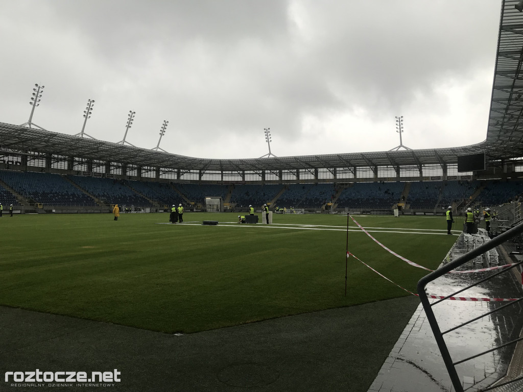 Ochotnicy przygotowują stadion do kongresu