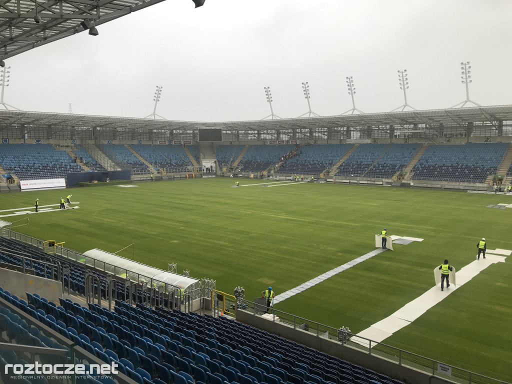 Ochotnicy przygotowują stadion do kongresu