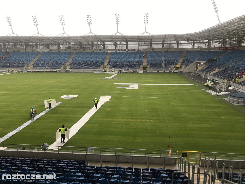 Ochotnicy przygotowują stadion do kongresu