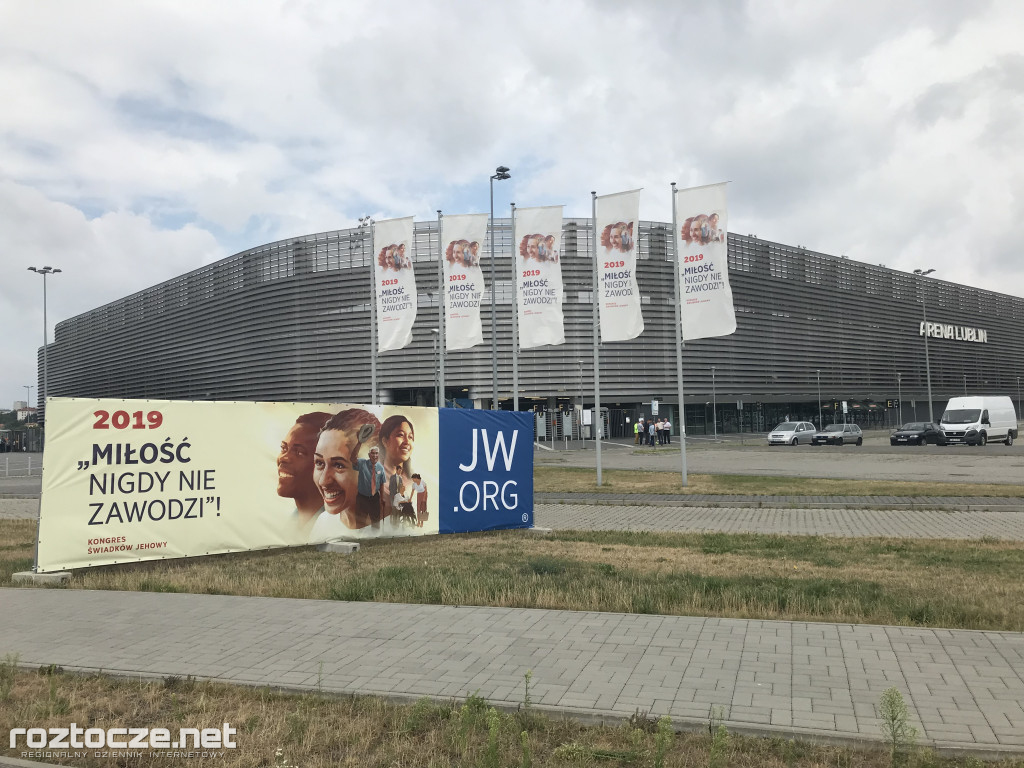 Ochotnicy przygotowują stadion do kongresu