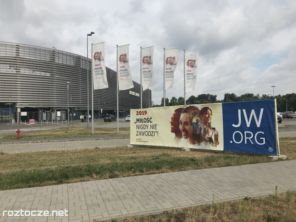 Ochotnicy przygotowują stadion do kongresu