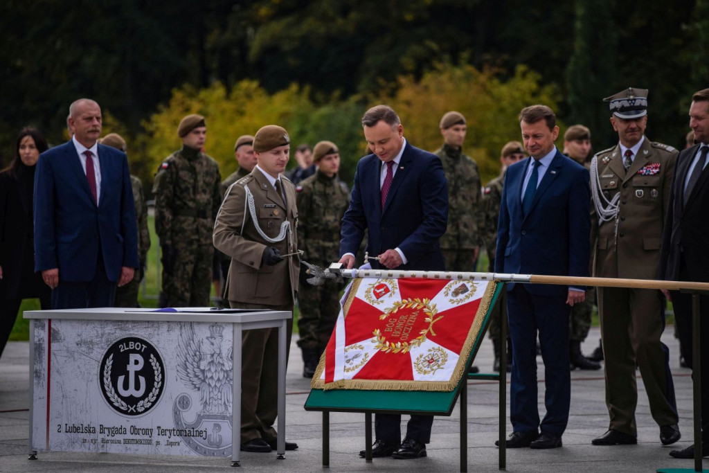 Prezydent wręczył sztandar 2 LBOT