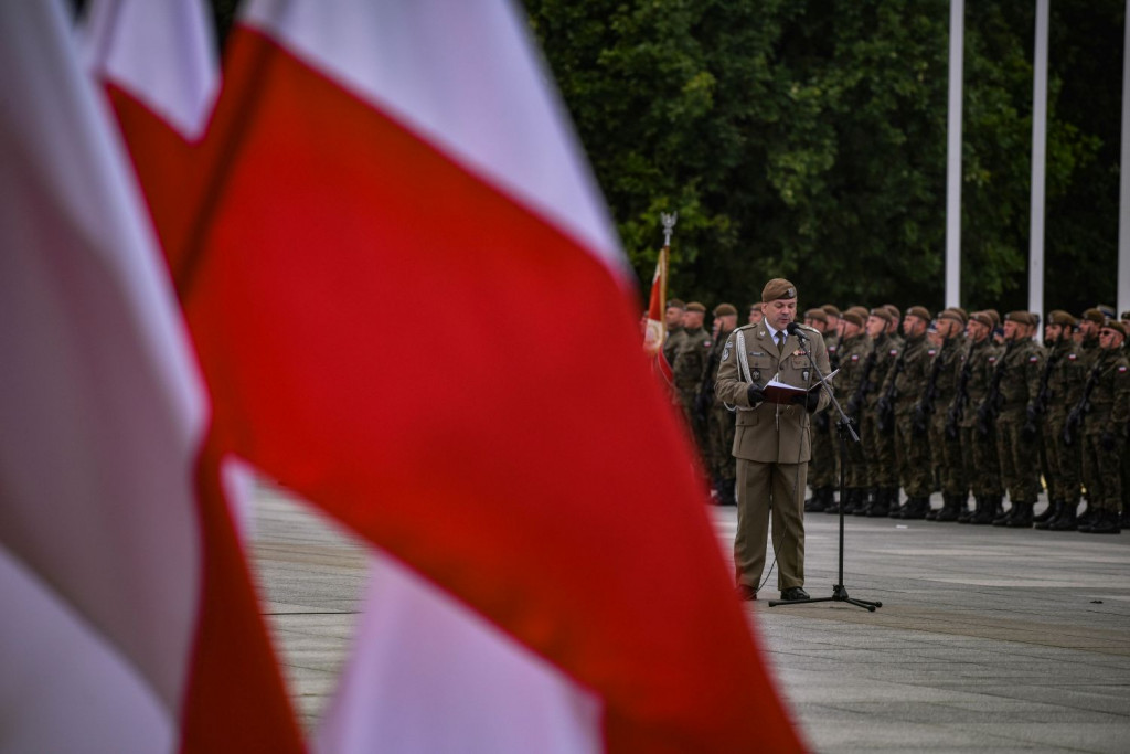 Prezydent wręczył sztandar 2 LBOT