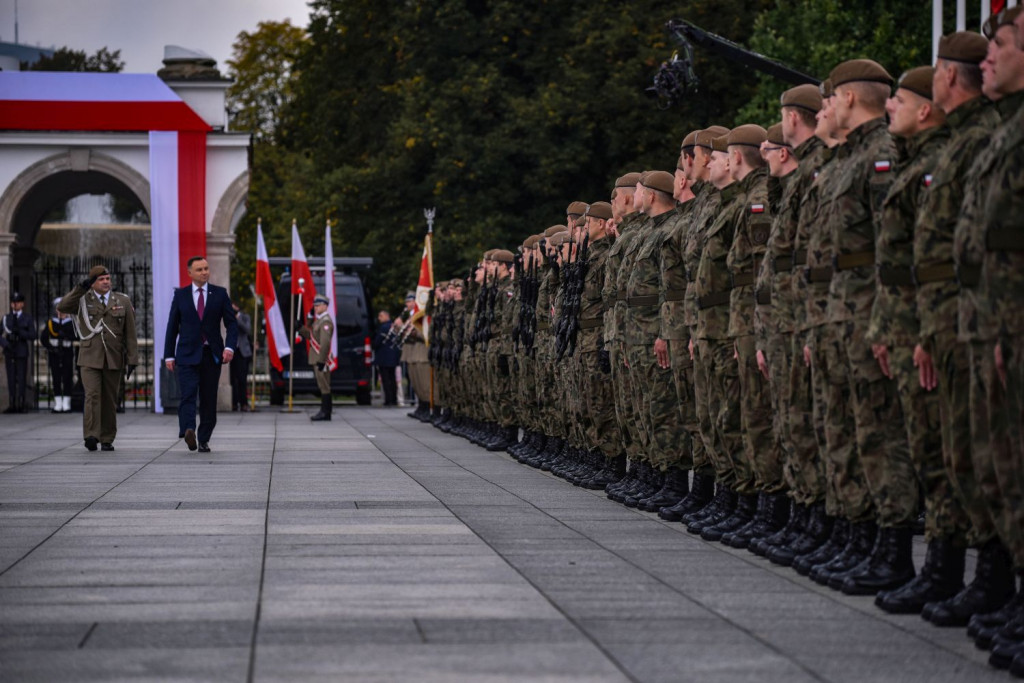 Prezydent wręczył sztandar 2 LBOT