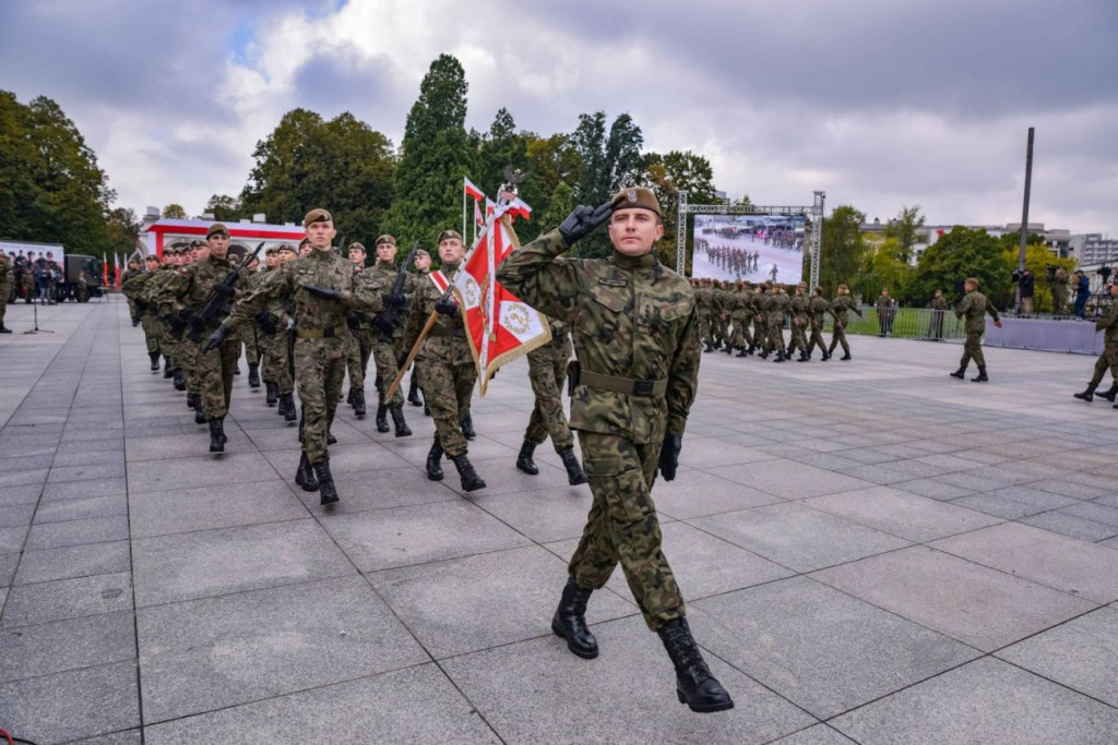 Prezydent wręczył sztandar 2 LBOT