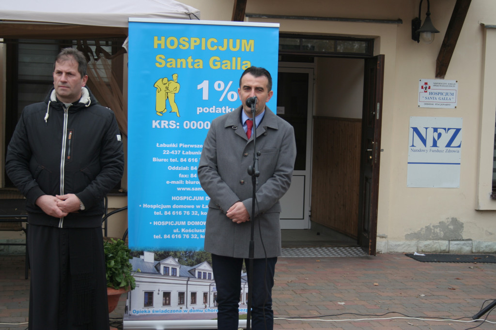 Hospicjum Santa Galla sadzi żonkile