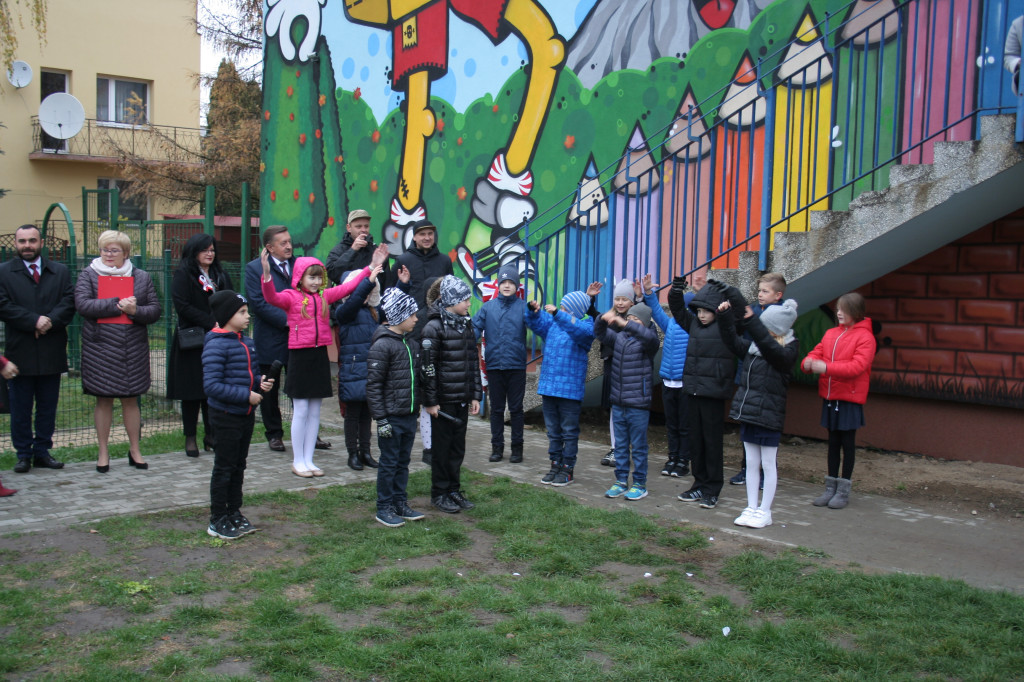 Mural na budynku Szkoły Podstawowej nr 3