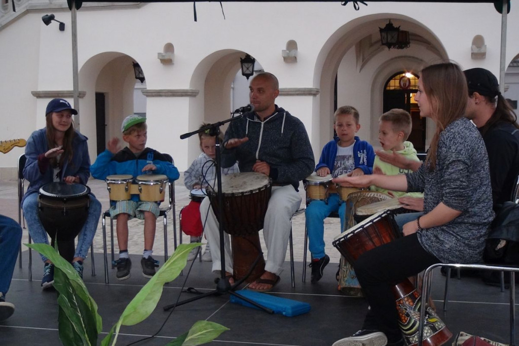 Bębny pod ratuszem