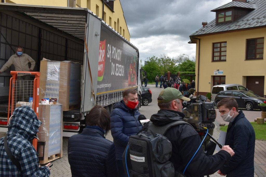 Produkty żywnościowe trafiły do Caritas i PCK