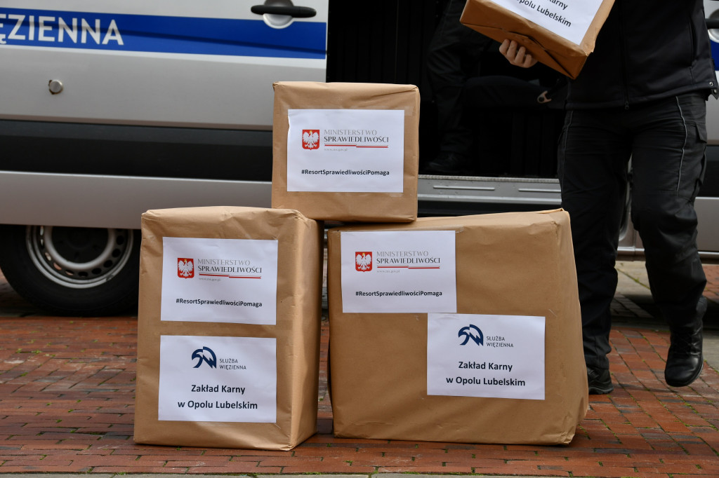 Kombinezony i maseczki uszyte przez skazanych zasilą DPS i Policję
