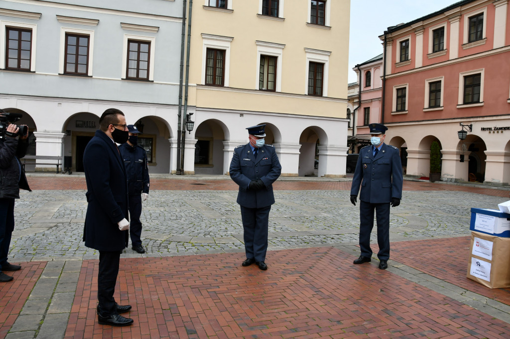 Kombinezony i maseczki uszyte przez skazanych zasilą DPS i Policję