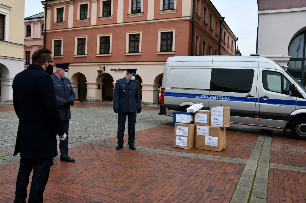Kombinezony i maseczki uszyte przez skazanych zasilą DPS i Policję