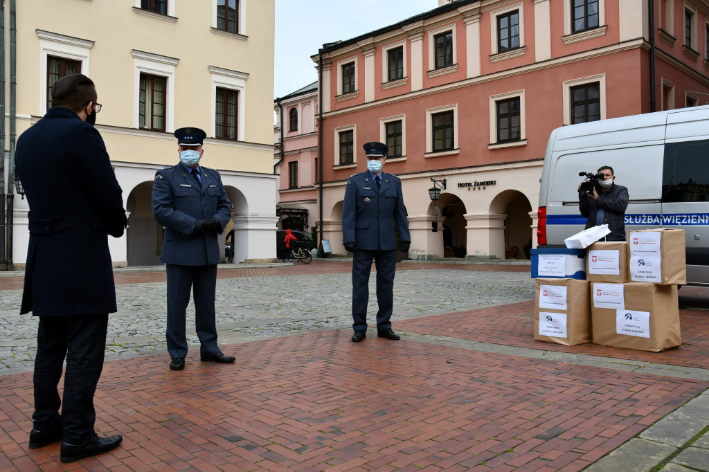 Kombinezony i maseczki uszyte przez skazanych zasilą DPS i Policję