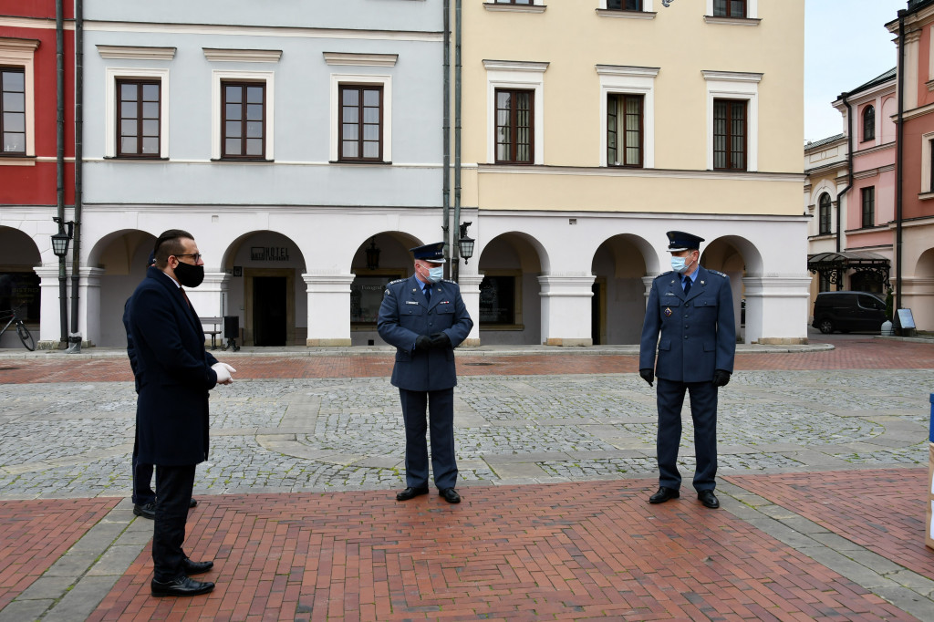 Kombinezony i maseczki uszyte przez skazanych zasilą DPS i Policję