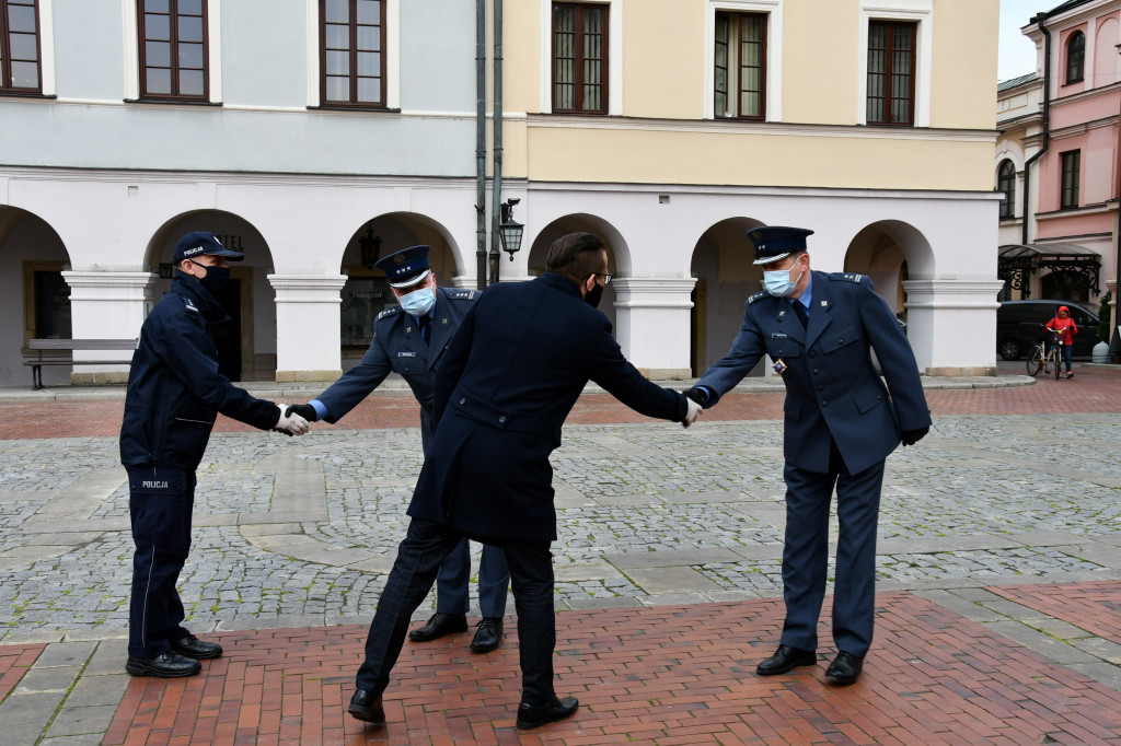 Kombinezony i maseczki uszyte przez skazanych zasilą DPS i Policję