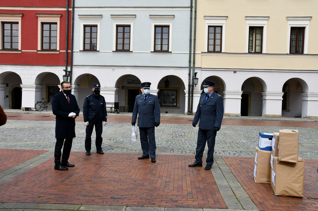 Kombinezony i maseczki uszyte przez skazanych zasilą DPS i Policję