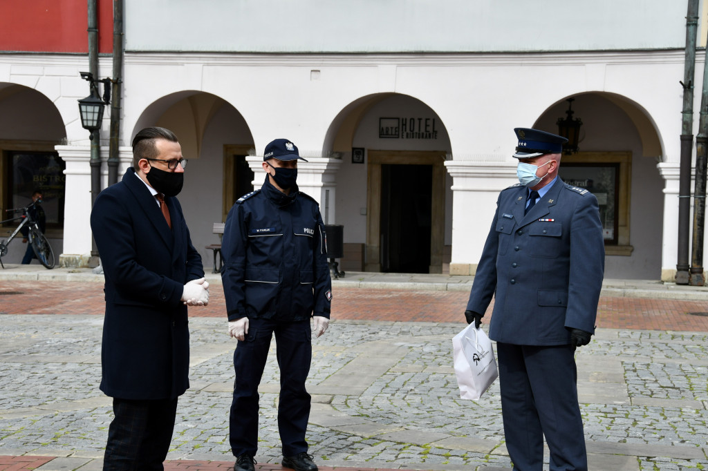 Kombinezony i maseczki uszyte przez skazanych zasilą DPS i Policję