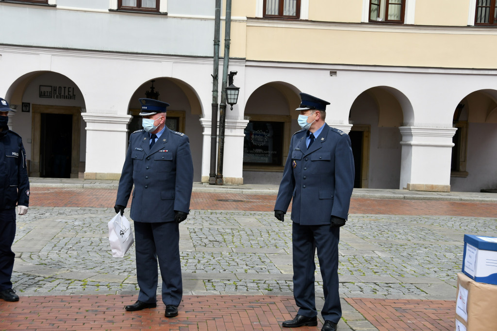 Kombinezony i maseczki uszyte przez skazanych zasilą DPS i Policję