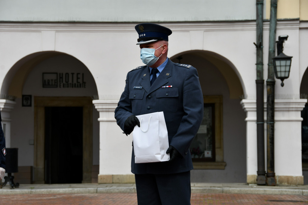 Kombinezony i maseczki uszyte przez skazanych zasilą DPS i Policję