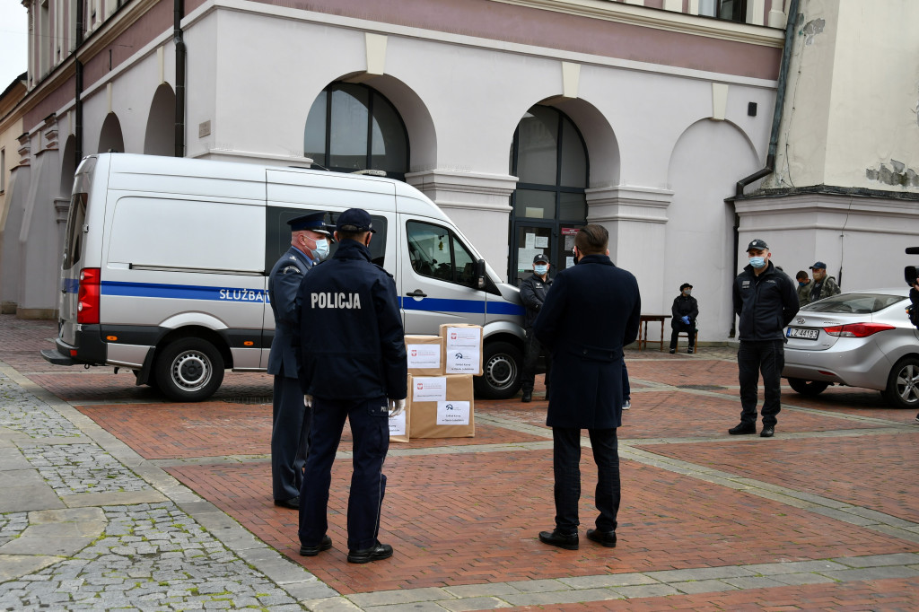 Kombinezony i maseczki uszyte przez skazanych zasilą DPS i Policję
