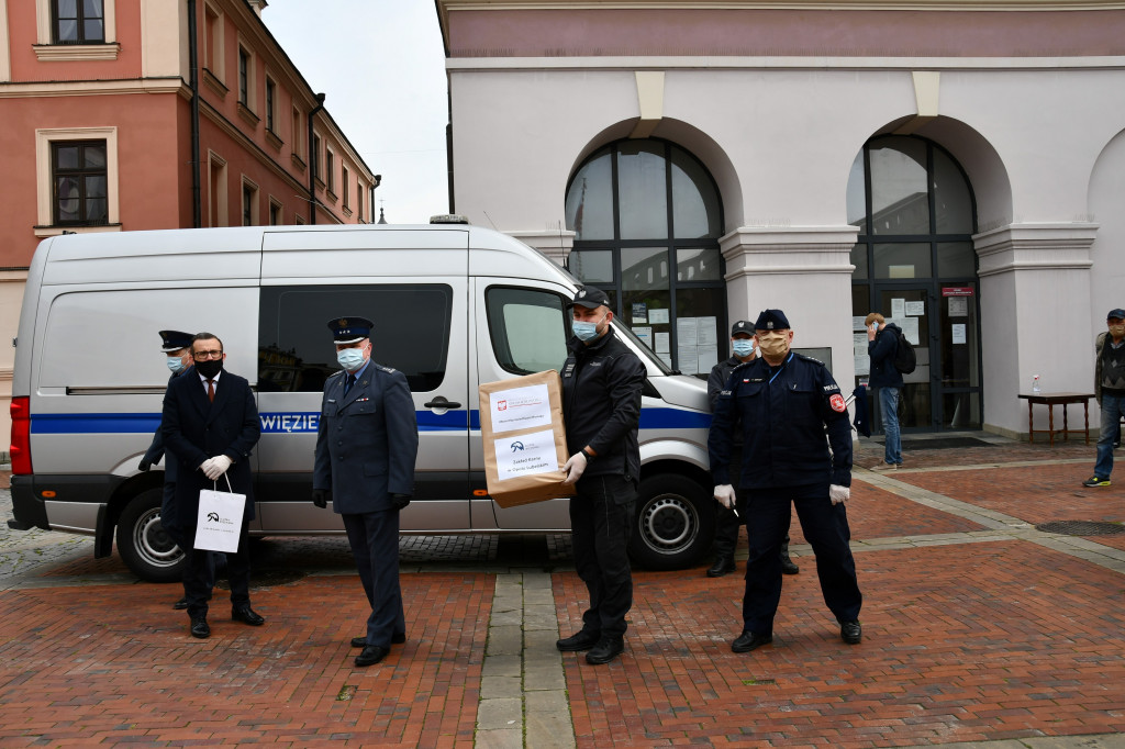 Kombinezony i maseczki uszyte przez skazanych zasilą DPS i Policję