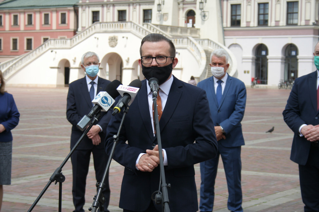 Andrzej Adamczyk i Jacek Sasin na podpisaniu programu dot. zachodniej obwodnicy Zamościa