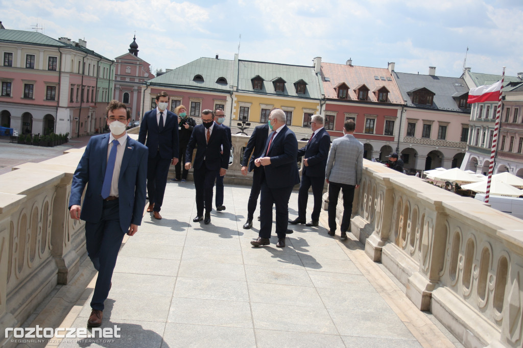 Andrzej Adamczyk i Jacek Sasin na podpisaniu programu dot. zachodniej obwodnicy Zamościa