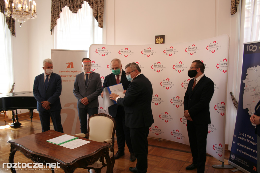 Andrzej Adamczyk i Jacek Sasin na podpisaniu programu dot. zachodniej obwodnicy Zamościa