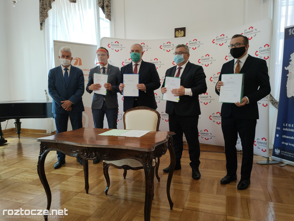 Andrzej Adamczyk i Jacek Sasin na podpisaniu programu dot. zachodniej obwodnicy Zamościa