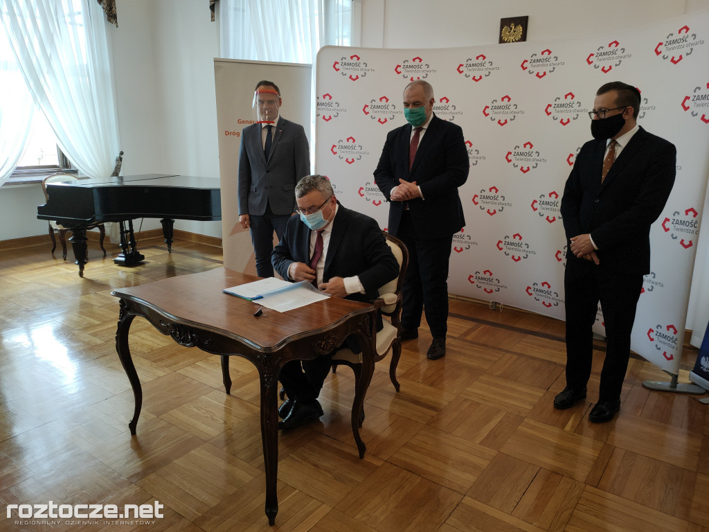 Andrzej Adamczyk i Jacek Sasin na podpisaniu programu dot. zachodniej obwodnicy Zamościa