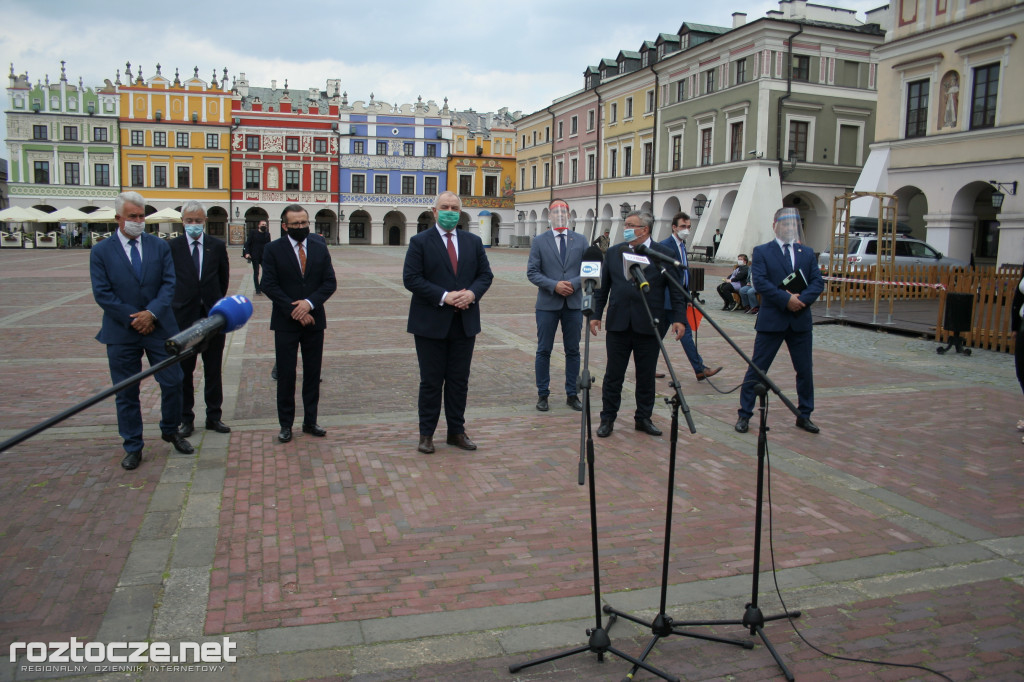 Andrzej Adamczyk i Jacek Sasin na podpisaniu programu dot. zachodniej obwodnicy Zamościa