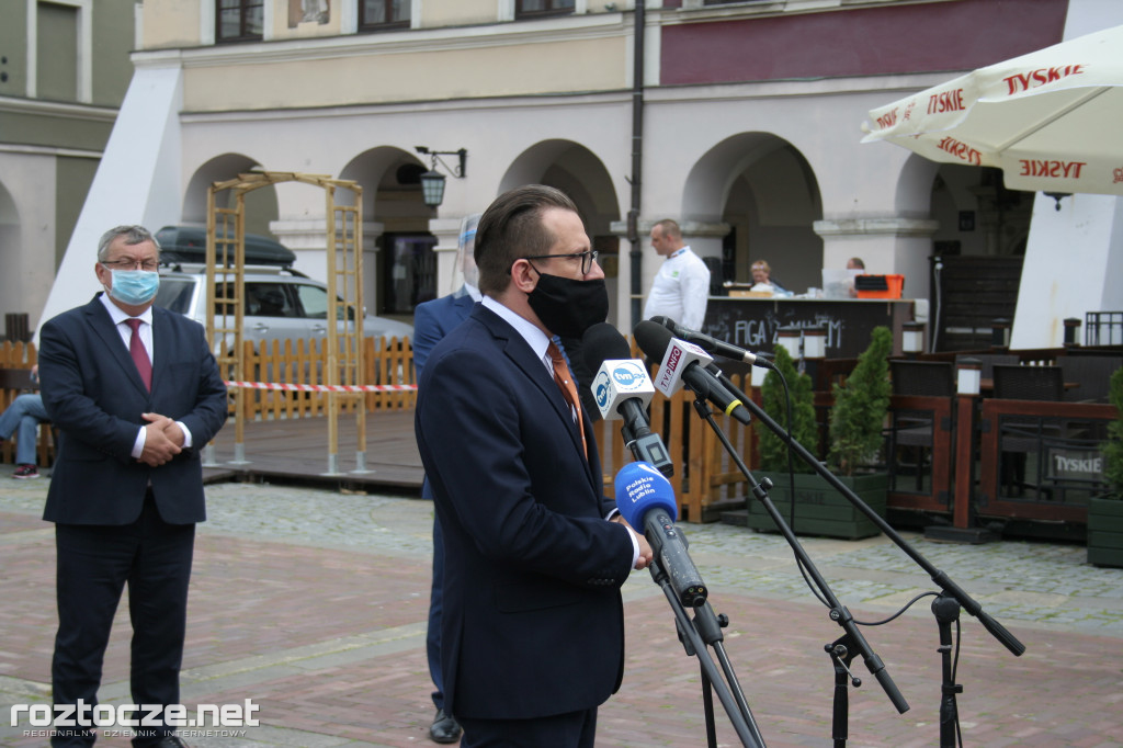 Andrzej Adamczyk i Jacek Sasin na podpisaniu programu dot. zachodniej obwodnicy Zamościa